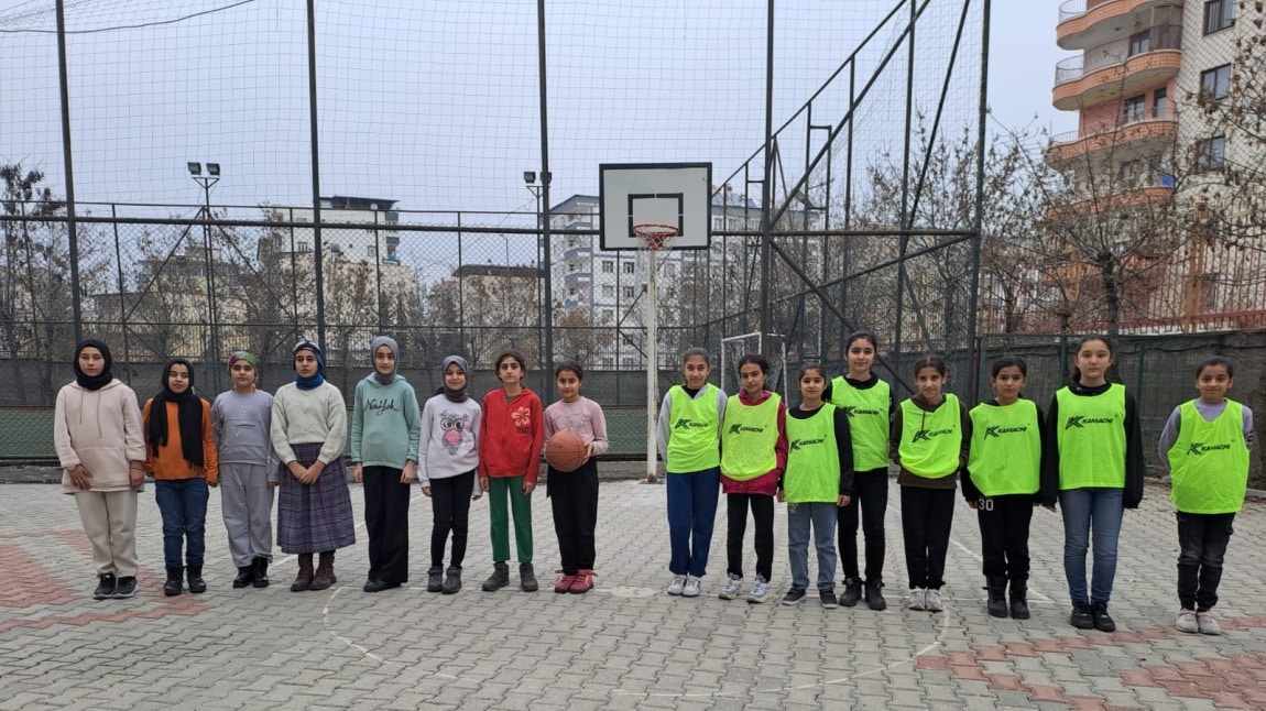 KIZ SINIFLARIMIZ ARASINDA BASKETBOL TURNAVASI DÜZENLEDİK.